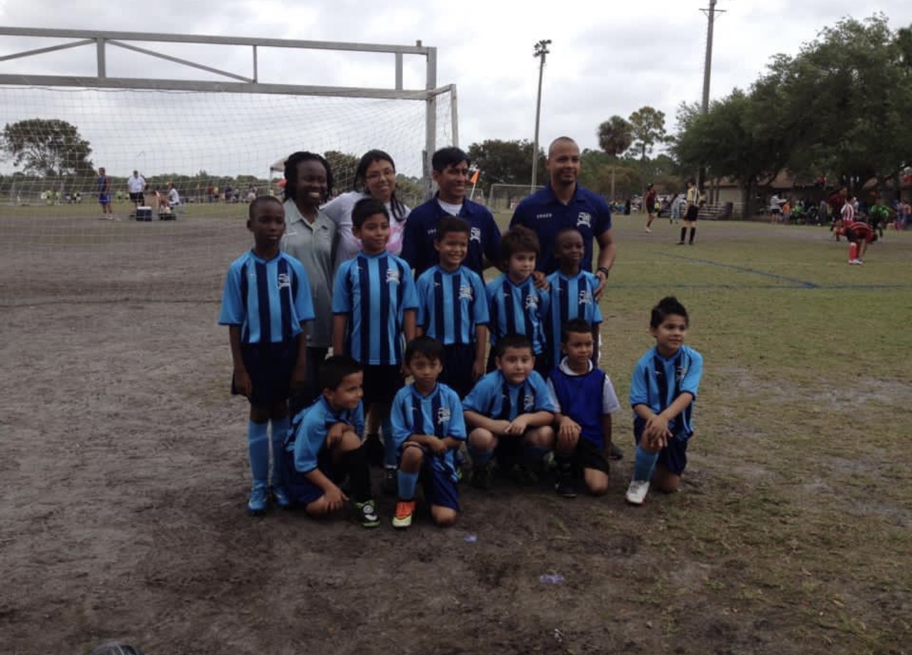 Youth team and coaches photo in front of the goal